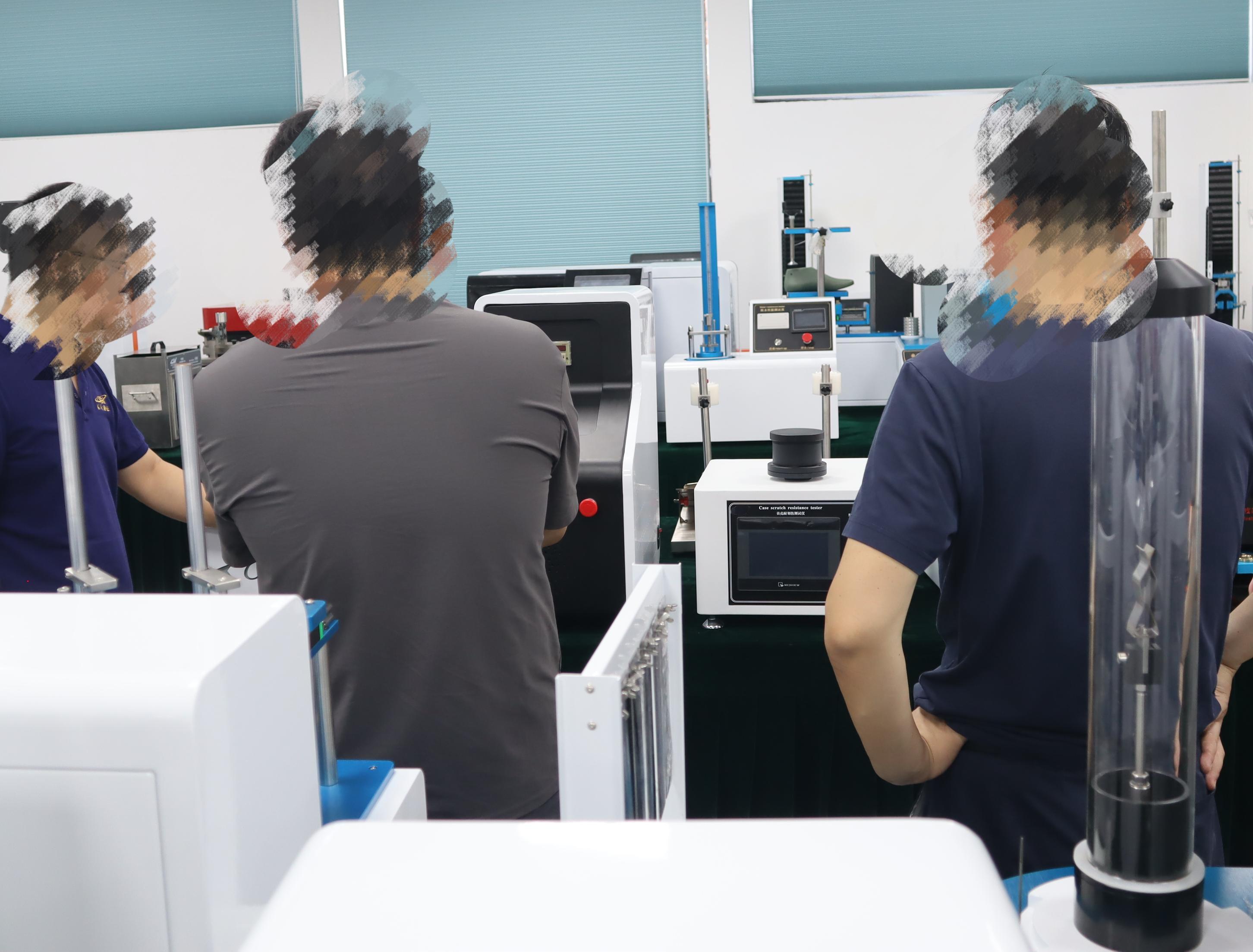 電動幹濕摩擦色牢度午夜福利视屏：中國某集團有限公司到訪山東午夜十八禁成人影院參觀儀器設備
