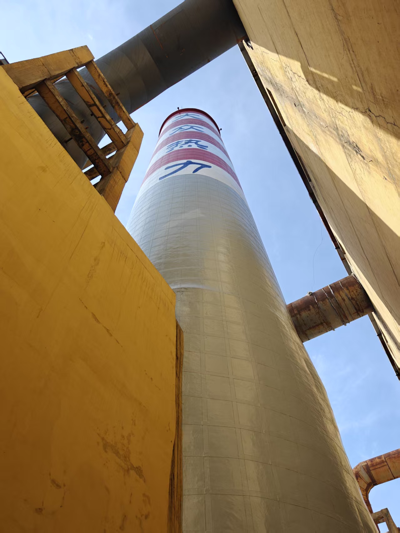 烟囱焕新融冰雪 红白映景筑吉标—宏顺建设吉林80米烟囱维修美化