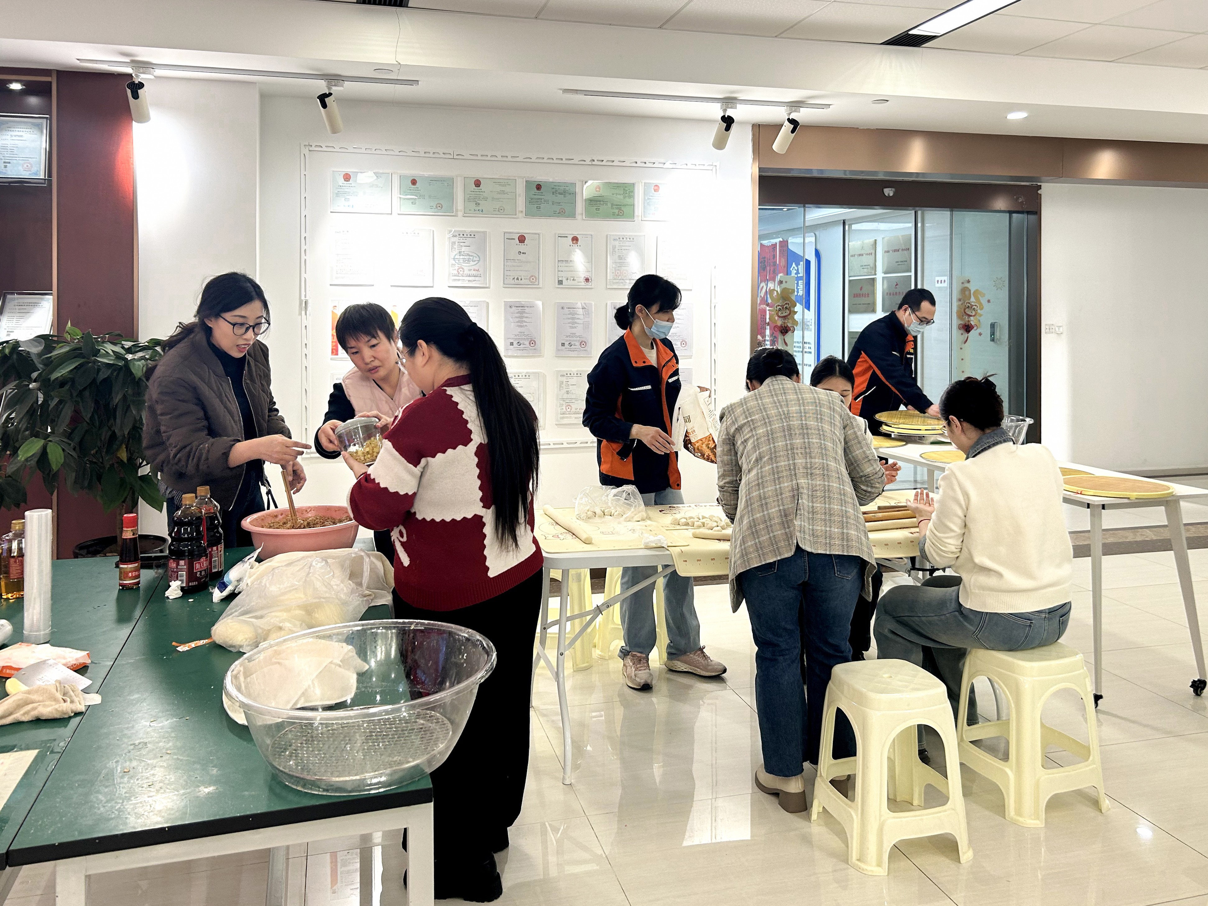 凝聚冬日温情！瑶安集团举办包饺子活动